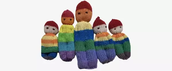 Püppchen stricken: Regenbogen-Zauber für Groß und Klein!